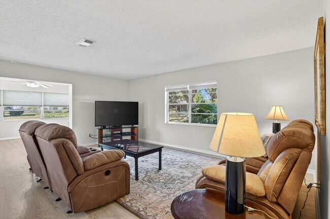 Building Photo - Totally Updated