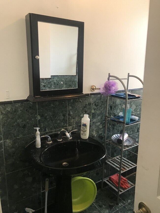 Room For Rent Near UIC/TriTaylor/Rush 822 S Bell Ave Chicago IL