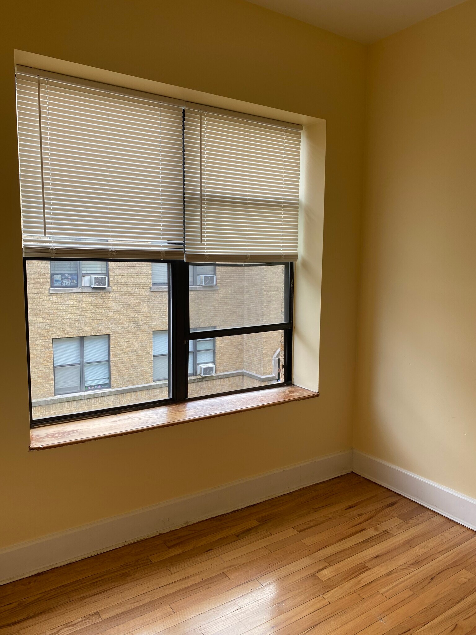 South Bedroom - 4930 N Kedzie Ave