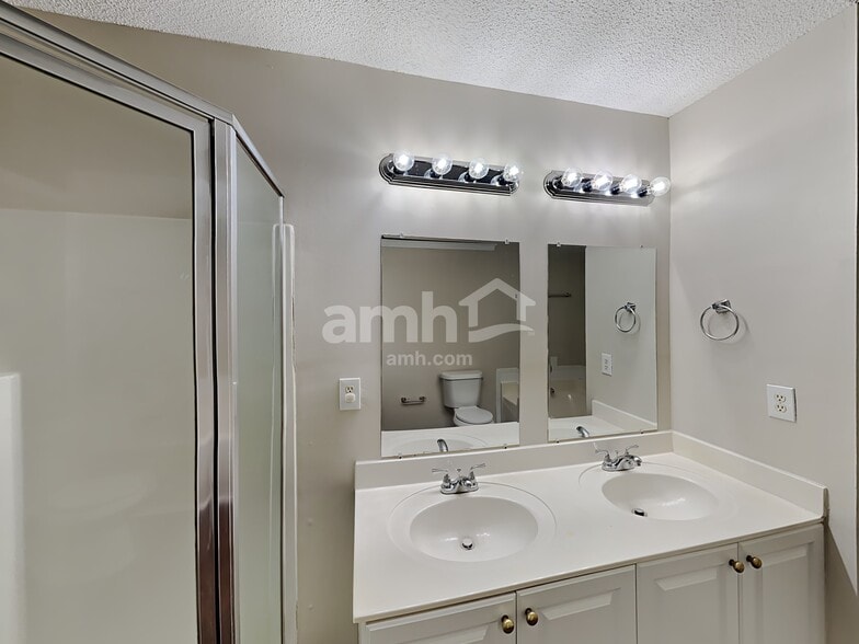 Building Photo - 14821 Ashlight Dr