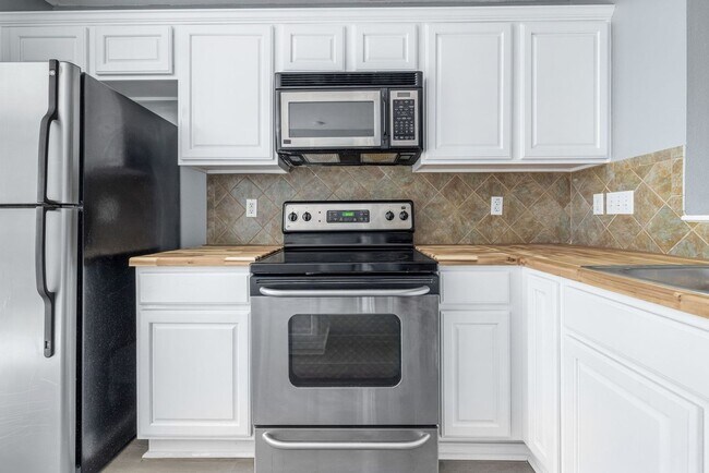 Building Photo - Carriage Place Square