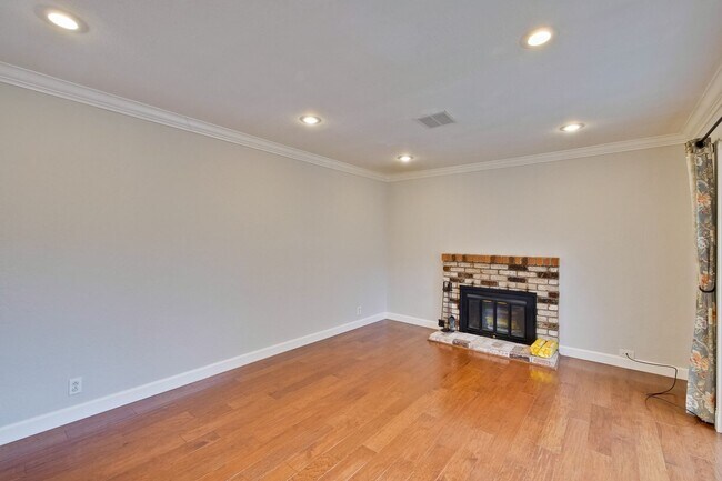 Building Photo - Warm and Inviting 3 bedroom, 2 Bath Home