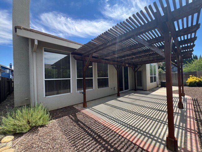 Building Photo - Spacious Single Story 3 Bd, 2 Ba Home in S...