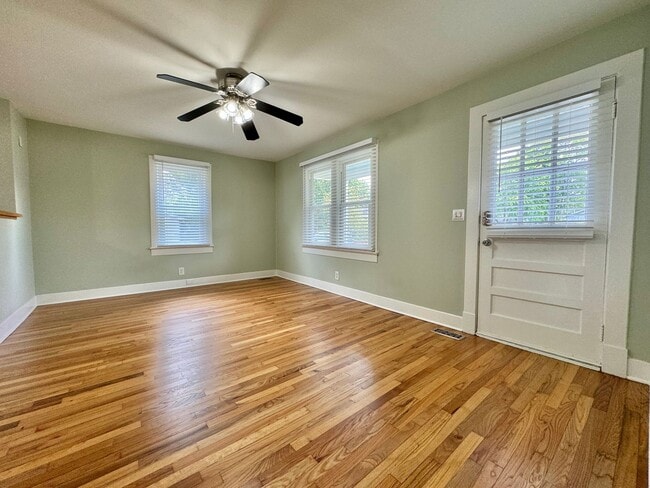 Building Photo - Nature Lovers - 3 Bed, 1 Bath Home w/ 1 Car Garage Close to Downtown Franklin