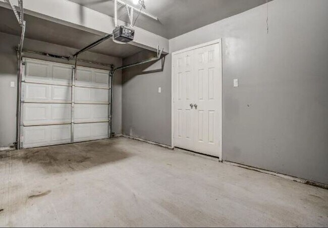 Building Photo - Welcome to your newly updated home in the heart of Dallas!