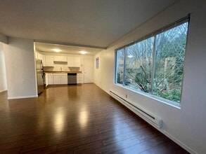 Building Photo - Updated Top Floor 2-Bed with Washer/Dryer,...