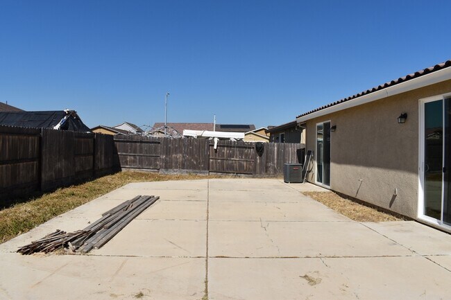 Building Photo - 4457 Jennifer Wy