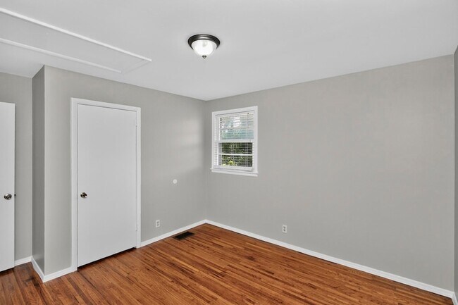 Building Photo - 261 Eisenhower Dr