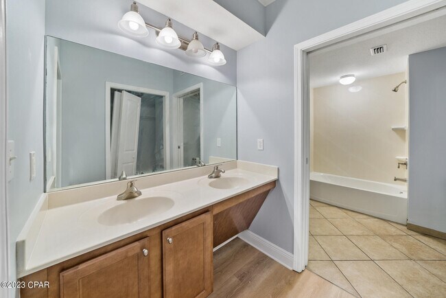 Building Photo - 2400 Grandiflora Blvd