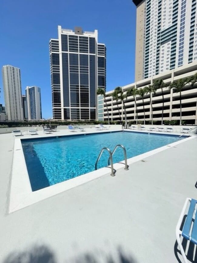 Building Photo - Rarely available corner end 2 bed 2 bath u...