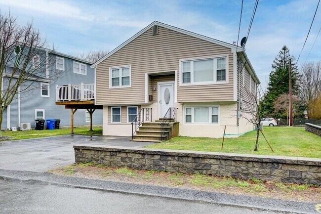 Primary Photo - 7 Wilbur Ave