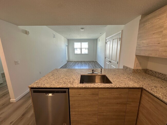 Building Photo - Spacious 2-Bedroom + Den Apartment in Prim...