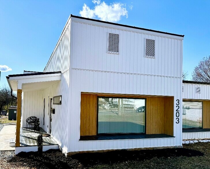 Primary Photo - 3203 Memorial Ave