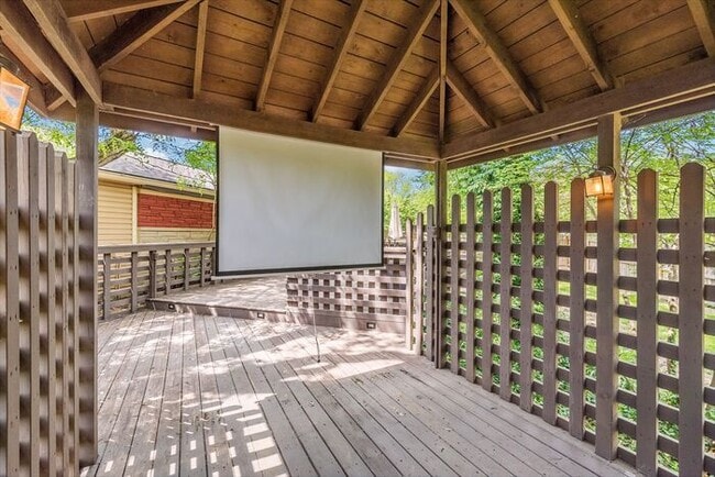 Building Photo - Fantastic 4 Bedroom Home In Great North Indy Location!