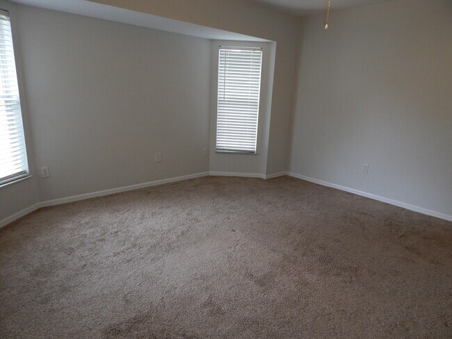 Building Photo - 132 SW Elderberry Dr