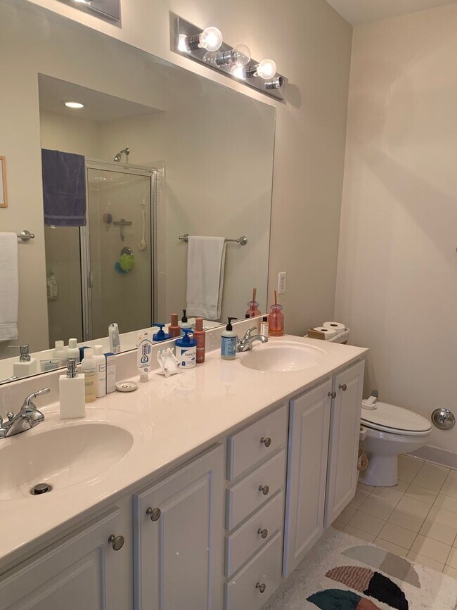 Building Photo - Ground Level 2-bed, 2-bath Condo in Provid...