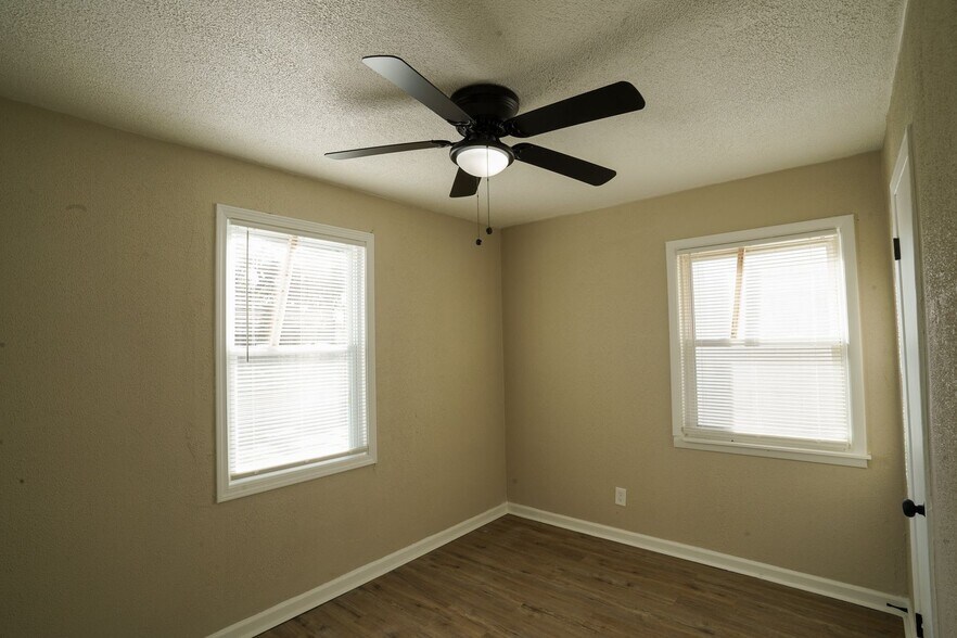 Building Photo - This beautifully updated 2-bedroom, 1-bath...