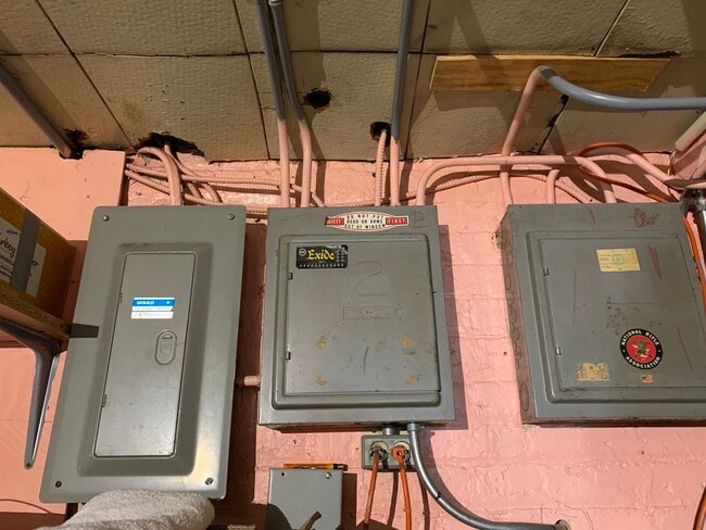 Building Photo - 5656 W Grace St