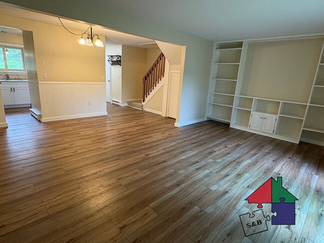 Building Photo - Elegant 3-Bedroom Townhouse in South Burli...