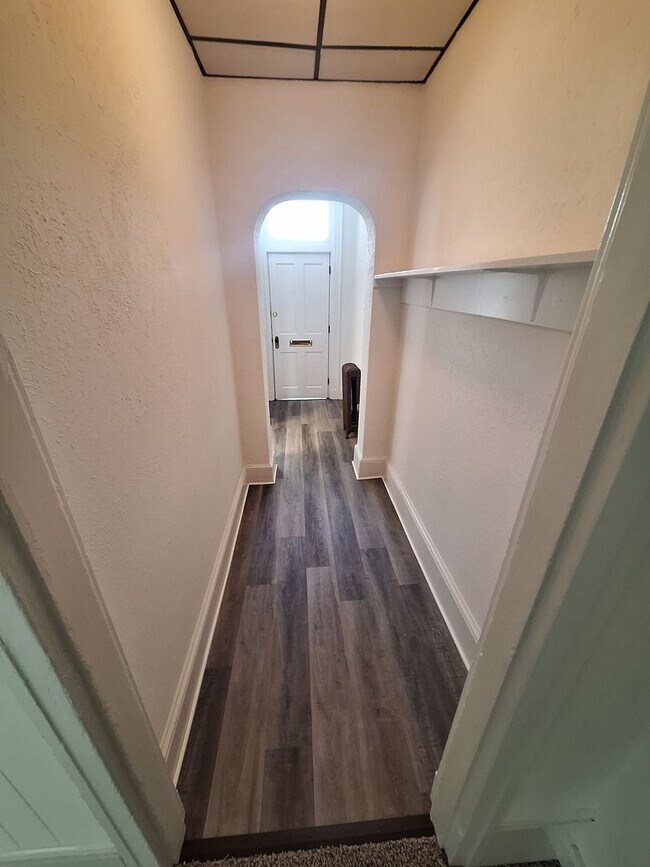 Building Photo - Two Bedroom House, Downtown Area - Special Available – Contact Our Office for Details