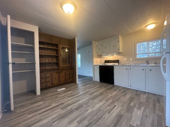 Building Photo - 3bed, 2bath 924sq.ft. mobile home in quiet...