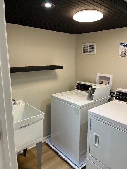 Building Photo - 4523 N Keokuk Ave