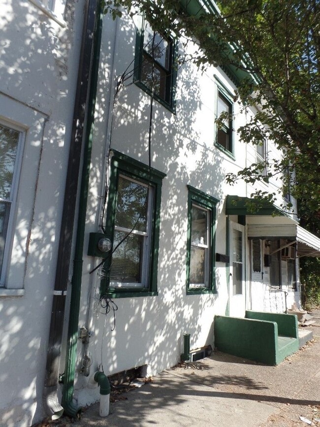 Building Photo - 2 Bedroom House w/ washer and dryer hook up