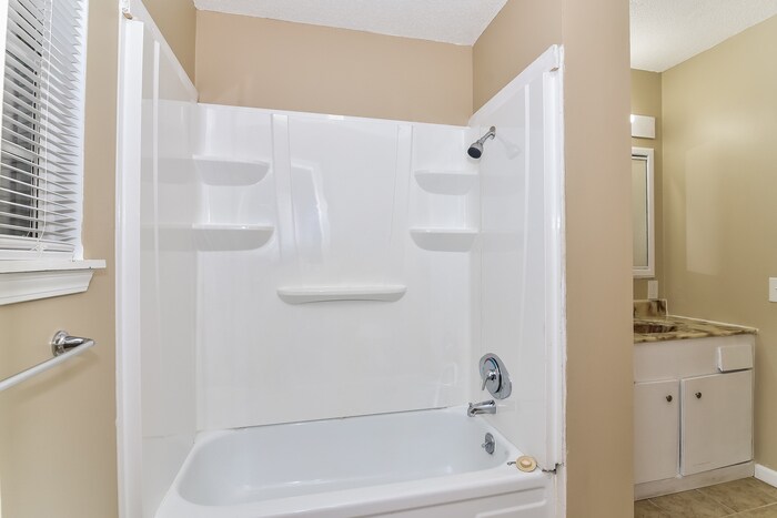 Building Photo - 6 Castle Ct