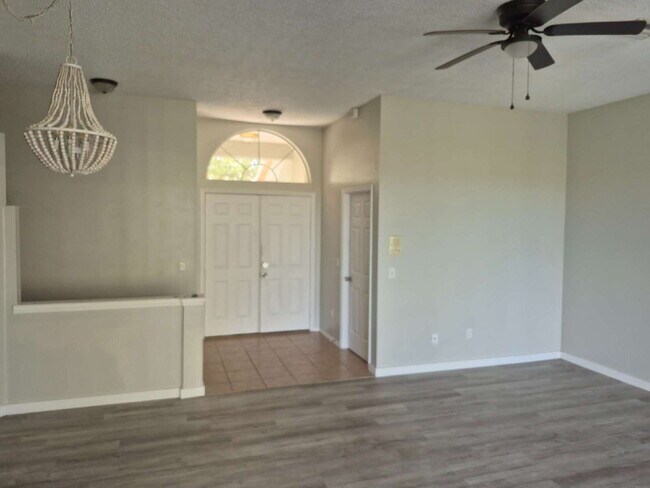 Building Photo - "Spacious 1732 Sq Ft 3-Bed, 2 Baths, in Tarpon Springs!"