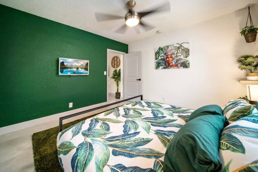 Building Photo - 1702 NE 9th St