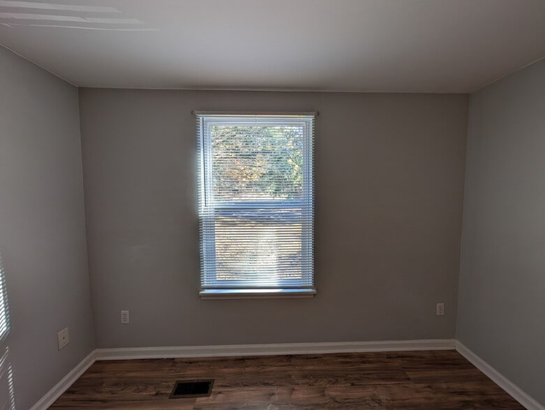 Building Photo - Room in House on Flint Glenn Ln