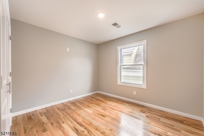 Building Photo - 255 Chadwick Ave