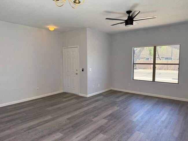 Building Photo - 33190 N Cherry Creek Rd