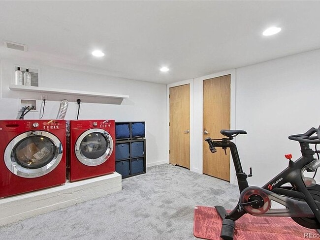 Building Photo - In the Heart of Highlands 2 Bedroom 1 Bath Row Home!
