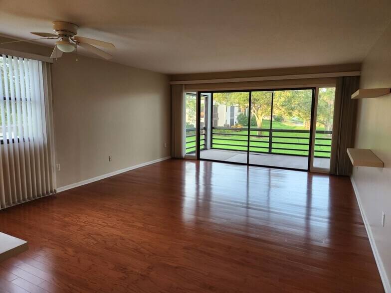 Tons of natural light - 3546 Richwood Link