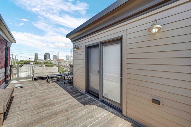 Building Photo - 1040 N Kingsbury St