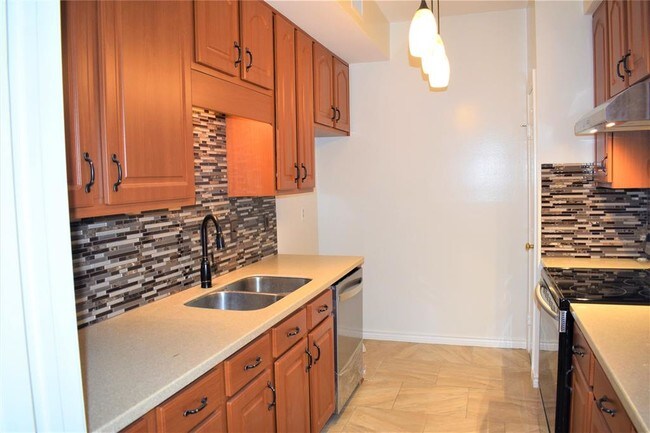 Building Photo - 600 Wilcrest Dr