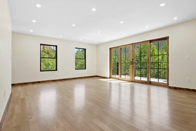 Building Photo - 205 Loop Dr