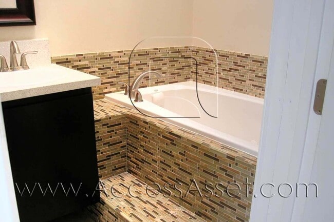 Building Photo - Charming 3 Bed/2 Bath Home In Desirable Ch...