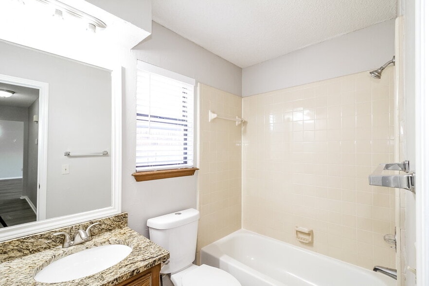 Building Photo - 1353 Oswego Dr