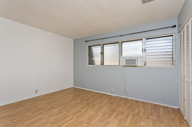 Building Photo - Pacific Village Annex - 2 bedroom, 1.5 bat...