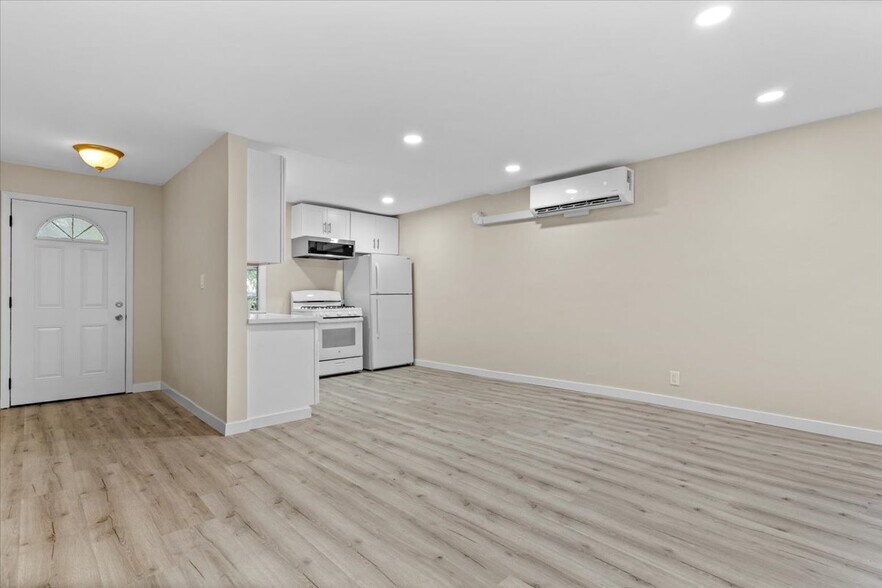 Building Photo - 3652 Fredonia Dr
