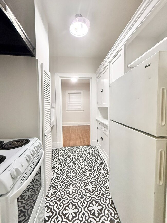 Building Photo - Very Unique Upstairs 1/1 w/ Hardwoods in Small 1920's complex - F211