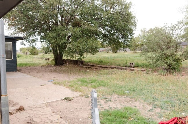 Building Photo - Wonderful Country Living close to town AVAILABLE NOW!