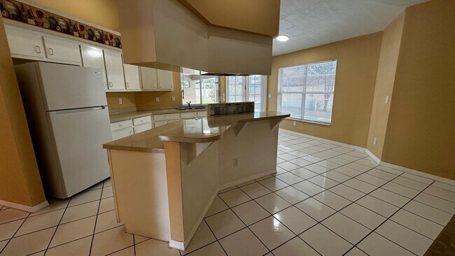 Building Photo - SPACIOUS 4-BEDROOM HOME WITH SCREENED POOL IN SE CAPE CORAL