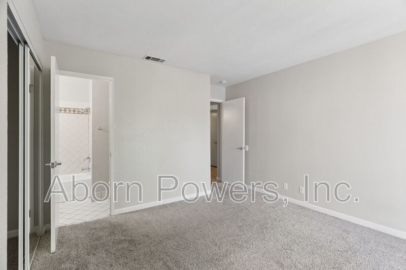 Building Photo - 3180 Country Club Dr