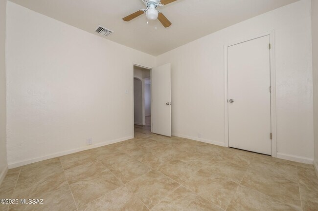 Building Photo - 2631 N Fontana Ave