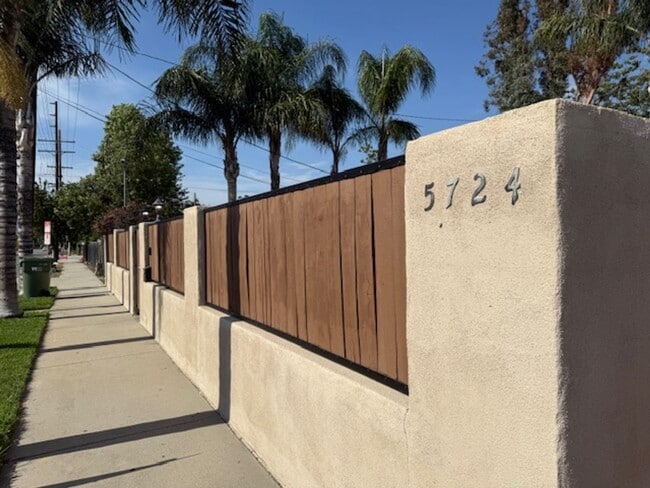 Building Photo - Gated estate with a backyard oasis