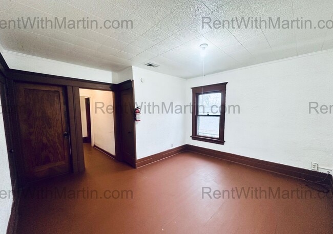 Building Photo - 820 W 2nd St