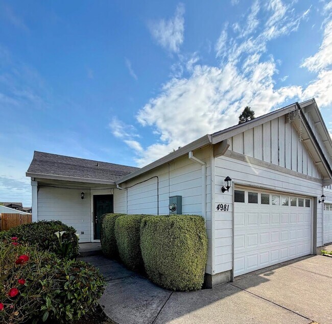 Building Photo - Fontana Duplexes